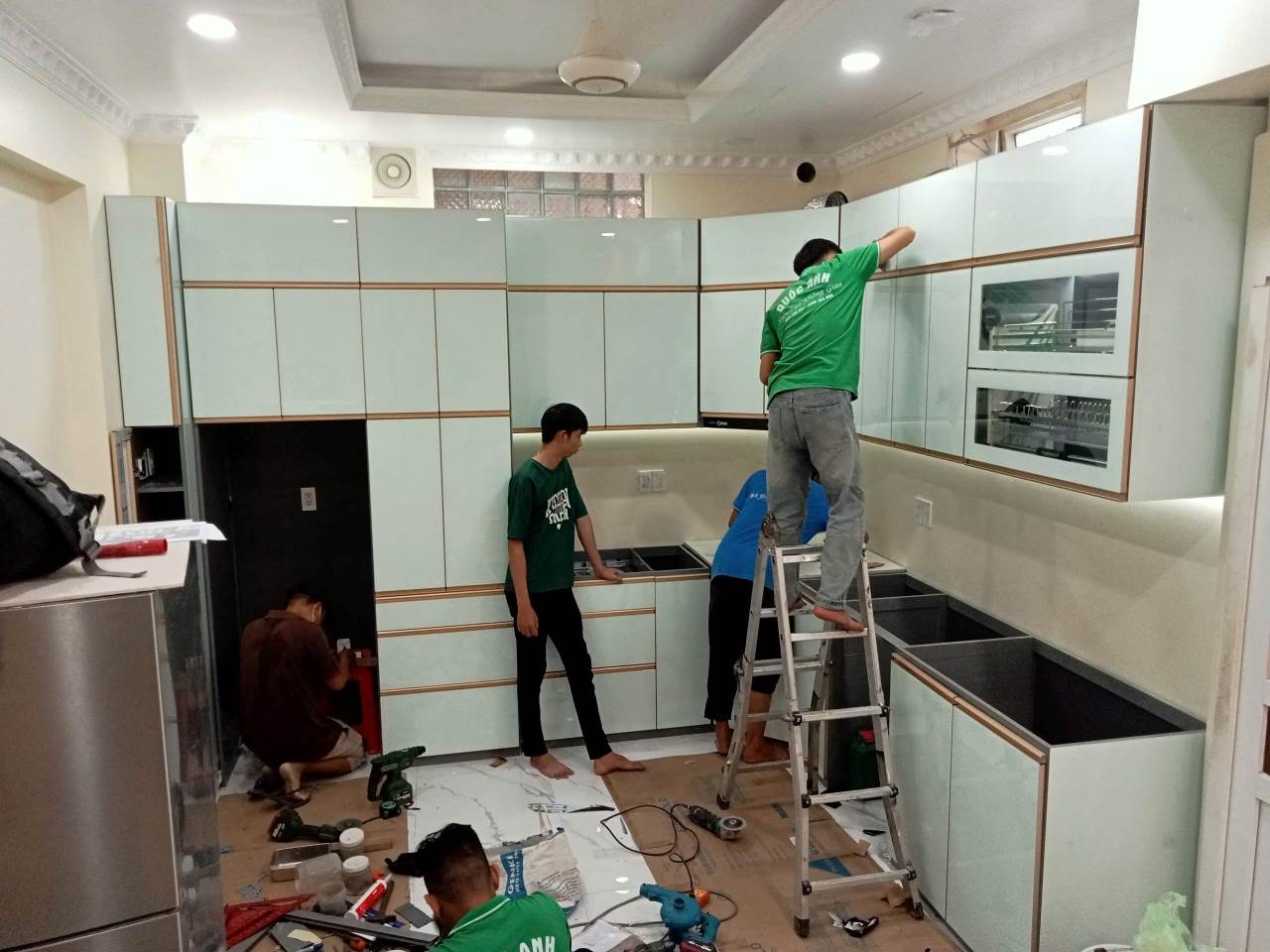 Kích Thước Tiêu Chuẩn Tủ Bếp Nhôm Kính