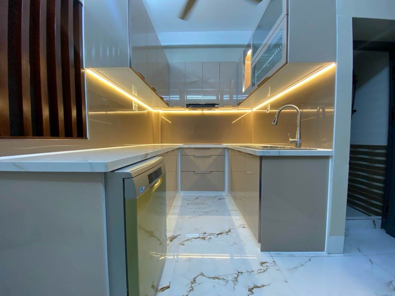 tu-bep-nhom-kinh03.jpg Tủ Bếp Cánh Kính