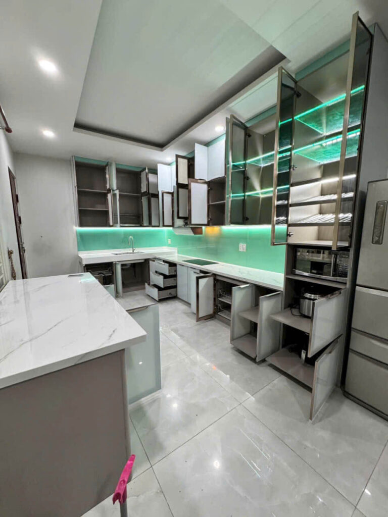 Công Trình Tủ Bếp Hợp Kim Nhôm Nguyên Tấm